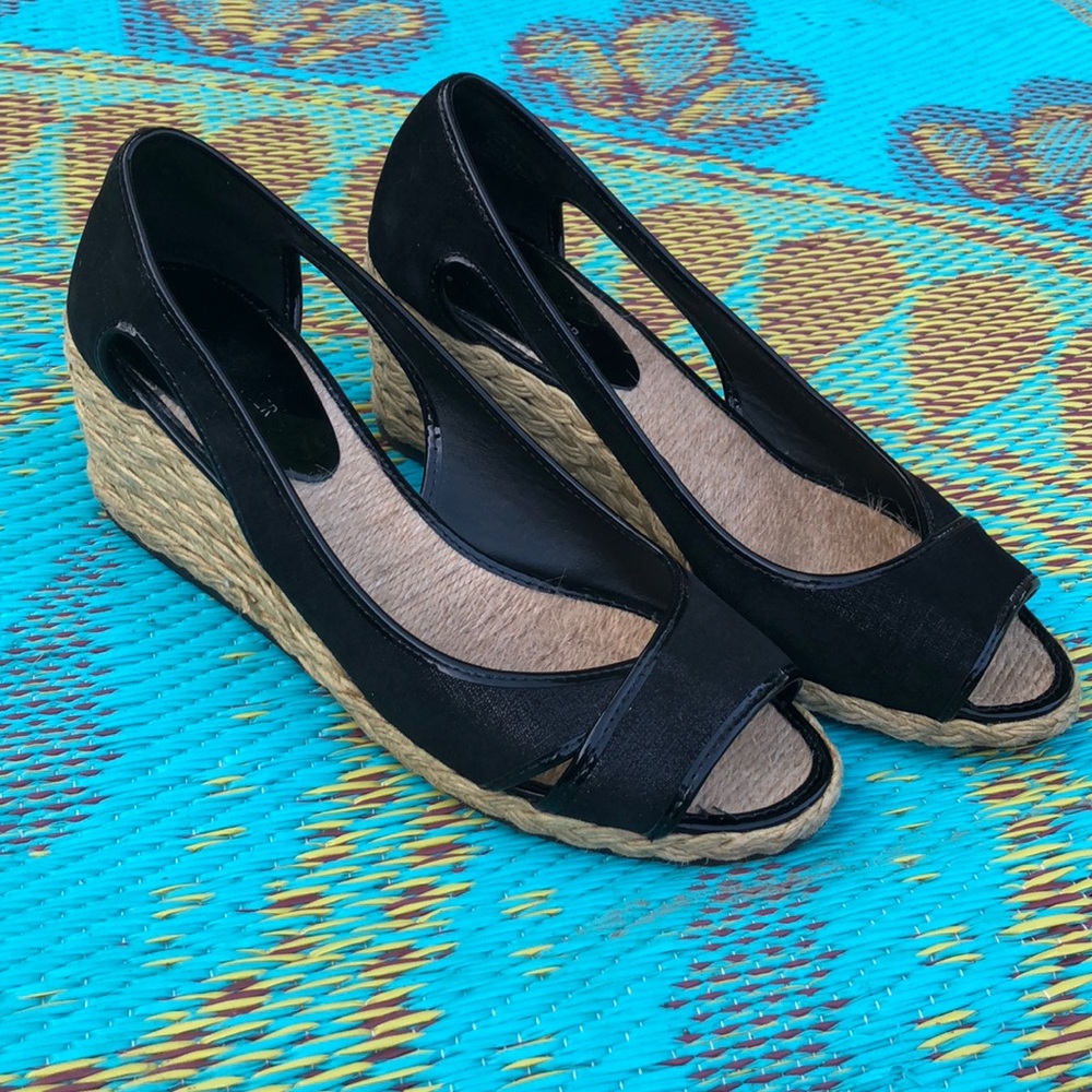 Donald Pliner wedge in beautiful shape.